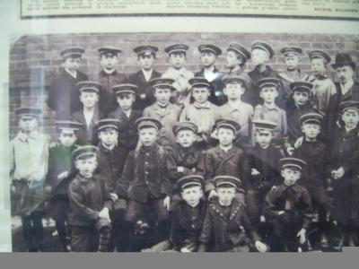 Pruski kierownik szkoły w Łążynie pan Górny z uczniami, którzy przystąpili do strajku szkolnego 22.10.1906 roku .