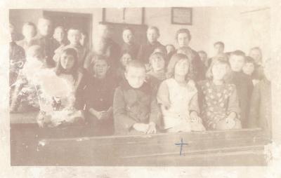 Uczniowie, świadkowie wydarzeń 1906 roku. Zdjęcie wykonane w sali dzisiejszej biblioteki. Po prawej stronie znajdował się...